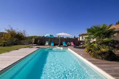 Image de Maison moderne avec piscine privée