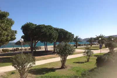 Image de Maison située en bord de plage vue de mer de l'étage.