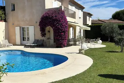 Image de Maison Cote d'Azur, 8 personnes avec piscine jardin, vue degagée et mer