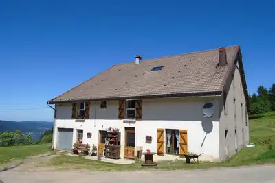 Image de Appartement dans ancienne ferme rénovée dominant le lac et la vallée