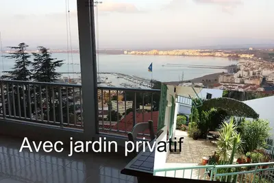 Roses/Bel appartement  tout confort avec jardin clos, vue imprenable sur la baie