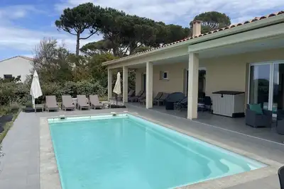 Image de Villa avec piscine les pieds dans l'eau