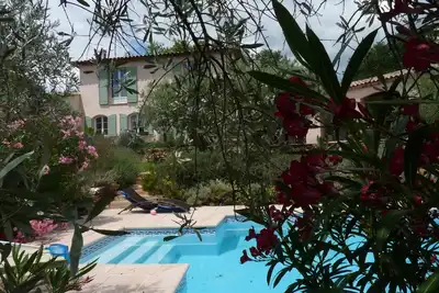 Image de Grande villa  entourée d'oliviers entre mer et Verdon- piscine