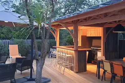 Image de 200 mètres des plages : Villa En Plein Centre du Cap Ferret, beau jardin arboré