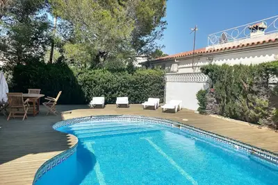 Image de Villa pour 8 p. 1000m de la plage, Piscine privée Barbeque, Climatisation Wifi