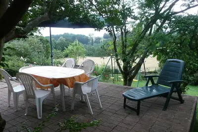 Image de Maison : terrasse ombragée, calme, jardin, campagne. Belcastel 18km Conques 35km