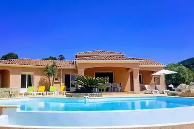 Image de Villa avec Piscine à Débordement sur Vue mer et plage de Rupionne