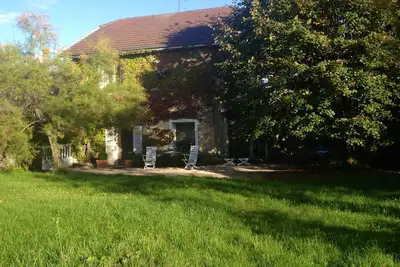 Image de Demeure de charme entre ville et campagne dans un parc à Dijon, côté vignoble.