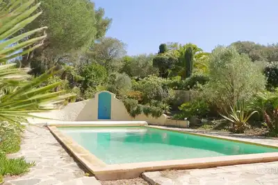 Image de Villa sur la presqu'île de Giens avec piscine et jardin méditerranéen au calme