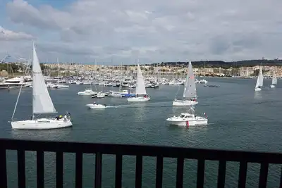 Image de 4 couchages 1ere ligne vue magnifique port et mer