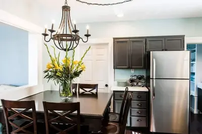 Image de Juste à côté de la 6ème avenue! Maison magnifiquement rénovée! Près d'Ups. Idéal pour les concerts.