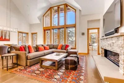 Image de Vues à couper le souffle de cette magnifique maison avec bain à remous privé et Patio