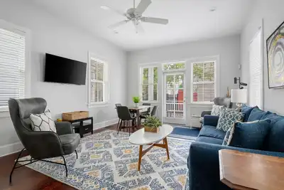 Image de Entire 3bd/2. 5ba Luxury Home 2 blocks from King St