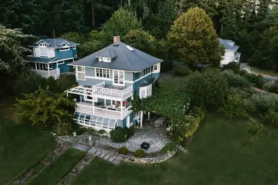 Image de Trois maisons sur une plage privée - des kayaks, de l'herbe et un terrain de sport. viens rester