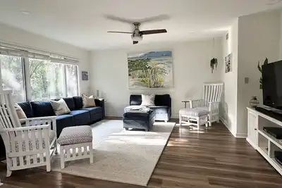 Image de Si proche de la plage! Villa magnifiquement rénovée 3bd 3ba. 1350 Dunlin Ct