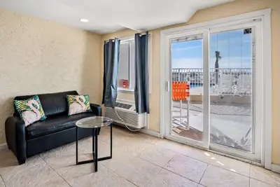 Image de Pet Friendly Ground Level Steps to the Sand! Piscine bain à remous Wifi