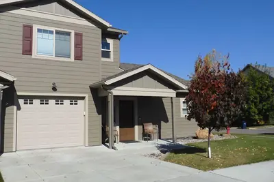 Image de Beautiful New 3 Chambres 3 Bath Town Home Dans Bozeman Central Location