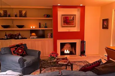 Image de Janvier Reduction! En Ville! Reine, simple et lit bébé. Spa et piscine!