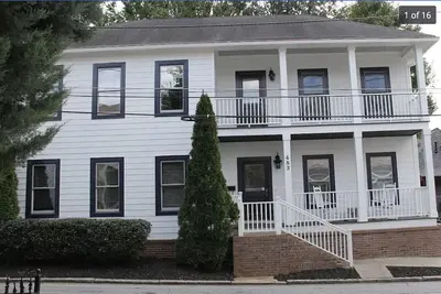 Image de Charme historique dans la vieille ville - À quelques minutes de Mercedes Benz