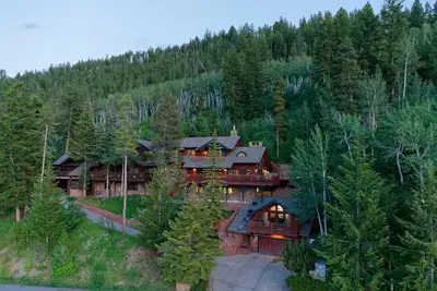 Image de Cadre alpin niché contre la forêt nationale