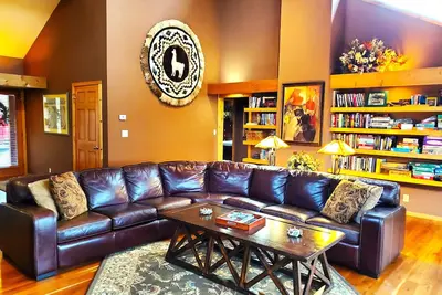 Image de retraite exécutif niché dans les arbres du lac vierge du Nord Pipe.