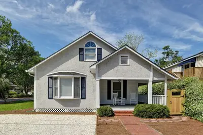 Image de Porche de chaise à bascule Beach Cottage et cour arrière divertissante. ** 10 personnes **