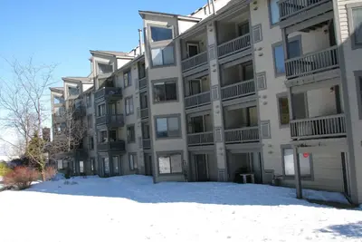 Image de Ski- In, Ski- Out, rez-de-chaussée, Wi-Fi, salon avec bain à remous, sauna et cheminée