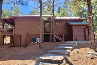 Image de Hillside Hideaway Cabine avec une vue reposante des Pins! Près de la randonnée et des lacs!