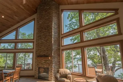 Image de Nouvelle villa de luxe au bord du lac de 7 chambres! Peut accueillir jusqu'à 18 personnes et près des Smokies