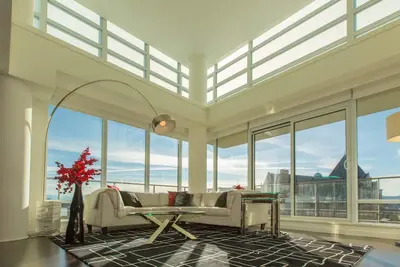 Image de Grand 1500 M² Condo de luxe avec vue olympiques et Harbour, Ac et de la piscine