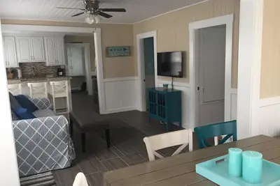 Image de Maison lumineuse et aérée récemment rénovée 1 pâté de maisons à Sandy Wells Beach