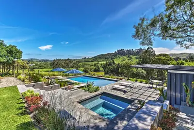 Image de Superbe maison moderne de West Sonoma avec piscine