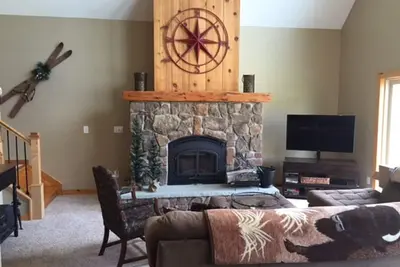 Image de 4 chambres, 3 salles de bain complètes, 3200 pieds carrés Maison de vacances familiale près de Evl, 12 couchages