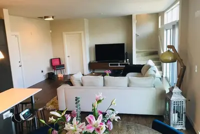 Image de Quartier des célébrités! Restaurants / Bars / Commerces Downstairs-3 mi to Superbowl!