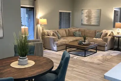 Image de Condo récemment rénové et entièrement meublé au cœur de North Scottsdale!