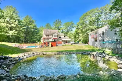 Image de Propriété privée de 10 acres, Isolé, Piscine, Sauna, WiFi, Étang, 15 min de ski