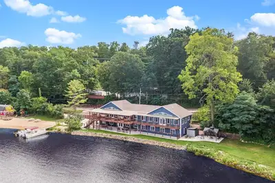 Image de Accessible Blue Spruce Lodge: 340 pieds de façade sur le lac, 80 pieds de large Sandy Beach!