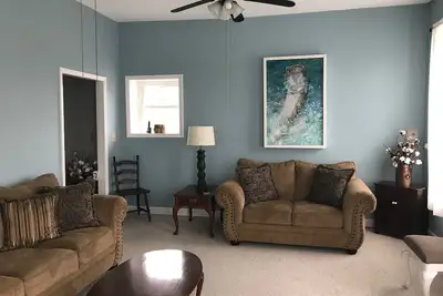 Image de 2br, 2b Centre-Ville Appartement 2ème étage pour 6 personnes à pied du centre commercial, des restaurants et du quai