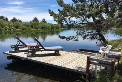 Image de Blinn's Landing: cabane en rondins historique au bord de la rivière, quai et vue sur la montagne. Chiens Ok!