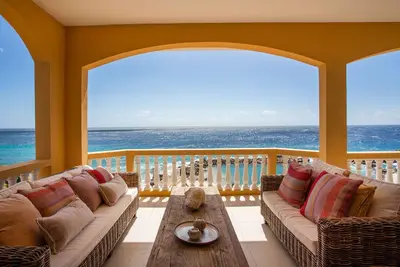 Image de Penthouse The Strand 4a; Plage privée et piscine, vue imprenable, près du centre-ville!