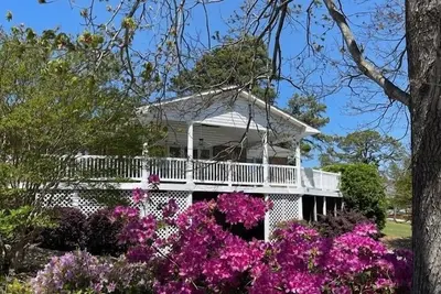 Image de Maison au bord du lac avec quai, rampe de mise à l'eau et piscine. À quelques minutes du centre-ville de Clemson.