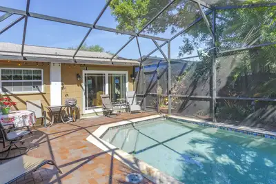 Image de Famille et animaux de compagnie chalet plage w / piscine et barbecue dans le village balnéaire pittoresque