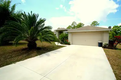 Présentation de Butterfly Sanctuary! Une villa de 3 chambres et 2 salles de bains à Lehigh Acres
