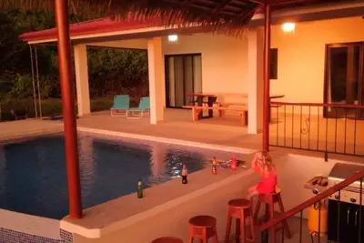 Image de Belle escapade costaricaine avec piscine à débordement et bar dans la piscine / Rancho couvert