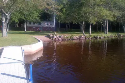 Image de La Nouvelle-Angleterre Lake Cottage Sur Long Pond sur plus de 20 acres de terrain boisé