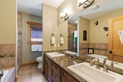 Image de Lakefront Lodge 5 chambres - Carmel Beach Private Lodges