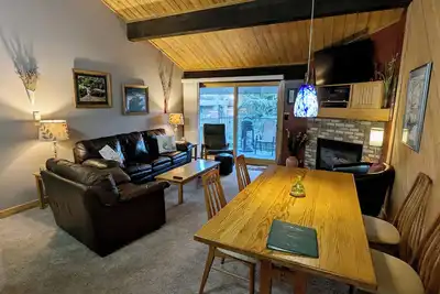 Image de Condo de luxe avec WiFi gratuit, parking, piscine chauffée, bains à remous, navette pour les skieurs