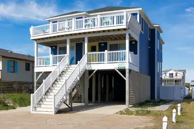Image de Beachside Paradise avec piscine et bain Ă remous, Ă seulement 20 pas de la plage
