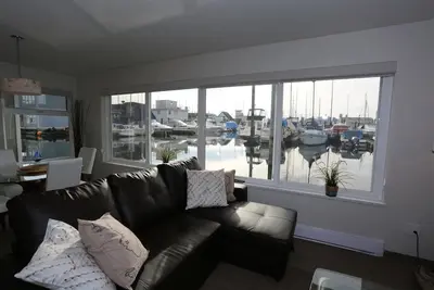 Maison flottante haut de gamme où vous pourrez vous détendre et profiter des merveilles de l'océan.