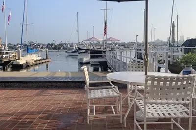 Balboa Bayfront Home avec plage privée, quai, étapes vers l'océan et zone de divertissement